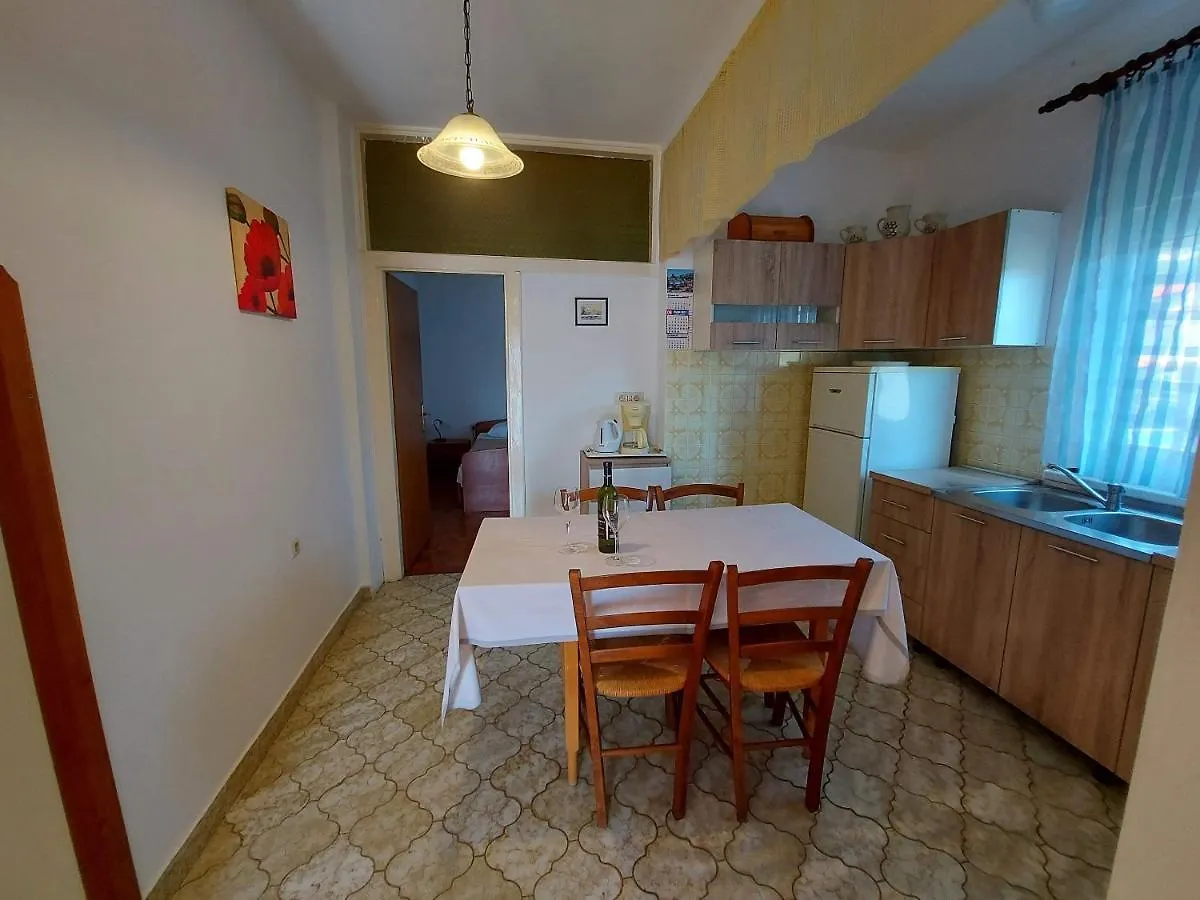 Apartments Fam Tomasic Baška 0*,