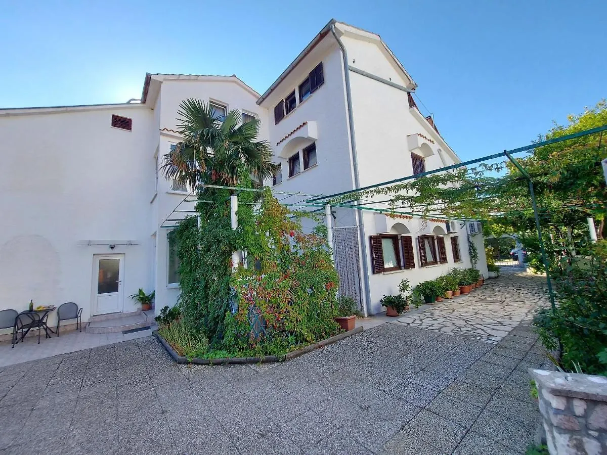 Apartments Fam Tomasic Baska