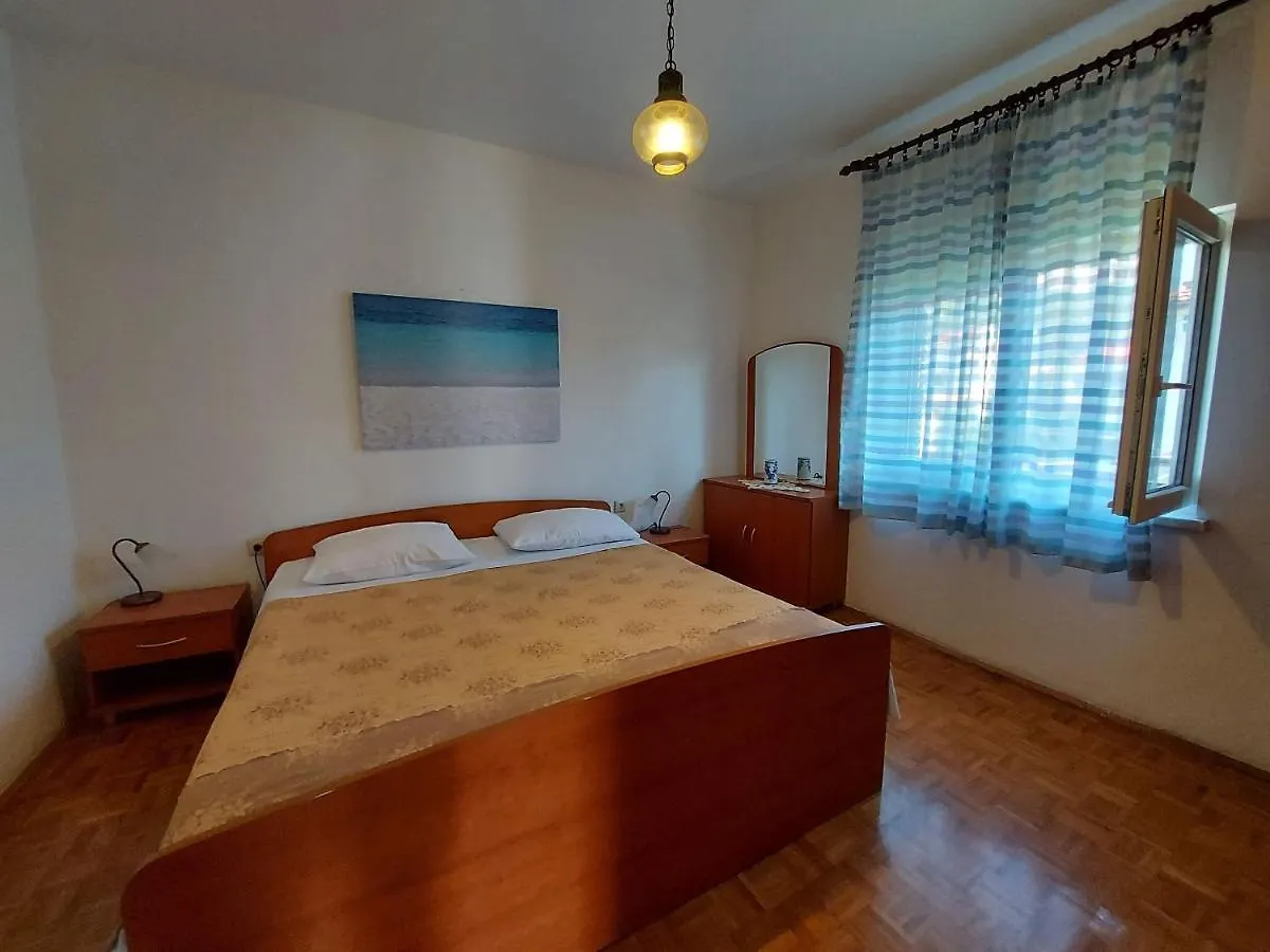 Apartments Fam Tomasic Baska  0*, Baska (Krk)